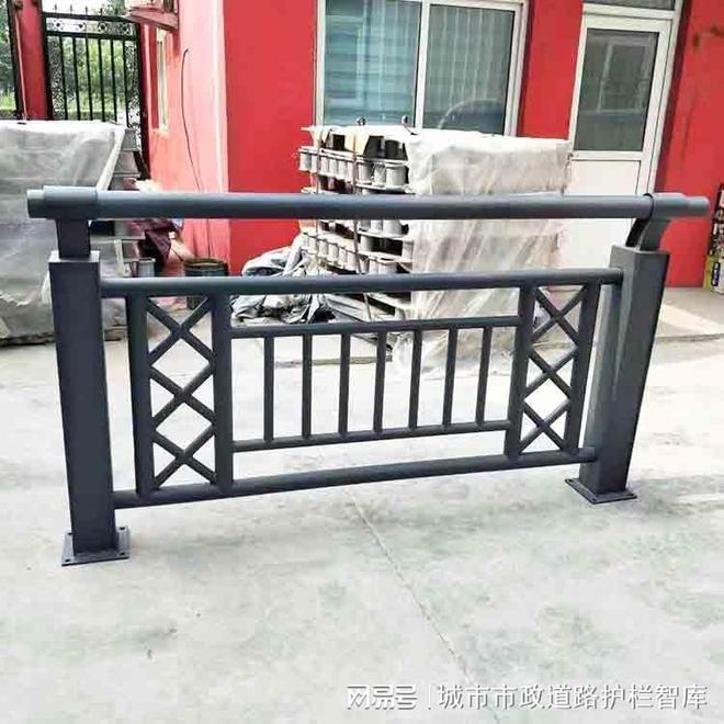 道路护栏：城市交通的双面镜不朽情缘游戏网站登录市政(图2)