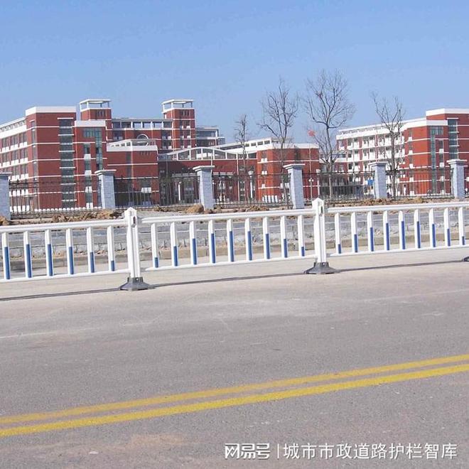 道路护栏：城市交通的双面镜不朽情缘游戏网站登录市政(图3)